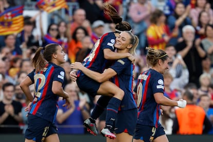 Aitana Bonmatí salta sobre Fridolina Rolfo para celebrar el gol que marcó su compañera Caroline Graham Hansen.