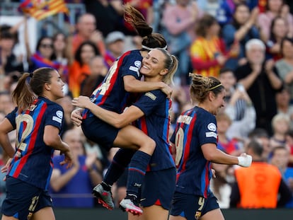 Aitana Bonmatí salta sobre Fridolina Rolfo para celebrar el gol que marcó su compañera Caroline Graham Hansen.