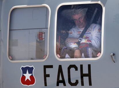El piloto español Carlos Sainz evacuado, tras su accidente y posterior retirada del Rally Dkar, por el helicóptero médico. 