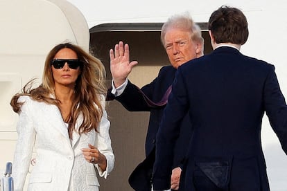 Donald Trump, Melania y su hijo Barron suben, el sábado, a un avión en el aeropuerto de West Palm Beach (Florida).