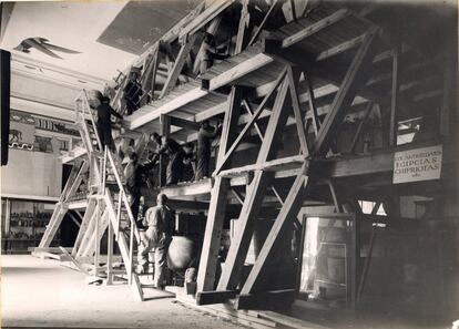 Operarios colacando piezas en la estructura de madera de la sala de Egipto que se colocó durante la Guerra Civil.