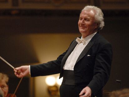 El prestigioso director británico Colin Davis será el primero en llevar la batuta ante esta orquesta que no ha sido nunca dirigida.