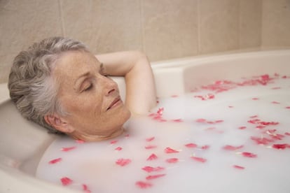 Una mujer se relaja en la bañera.