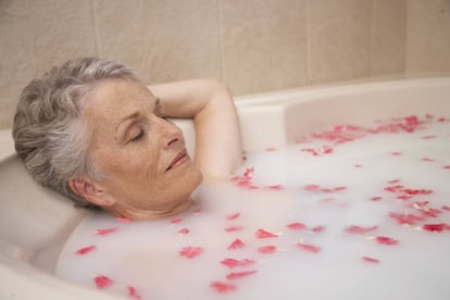 Una mujer se relaja en la bañera. 