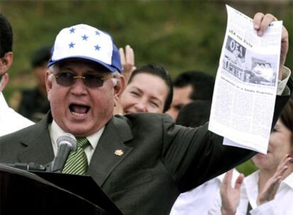 El presidente interino de Honduras, Roberto Micheletti, durante una ceremonia en la que pasó revista a 1.000 reservistas de las Fuerzas Armadas.