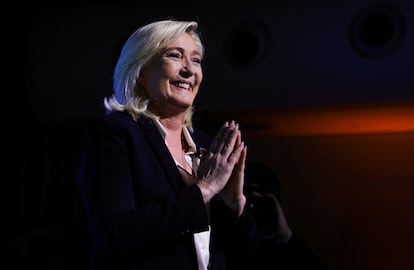 Marine Le Pen saludaba este domingo a sus seguidores tras conocerse que pasa a la segunda vuelta de las presidenciales, según las primeras proyecciones de voto.