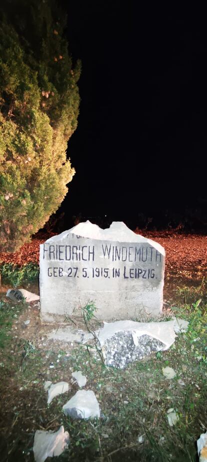 El monumento al piloto alemán Friedrich Windemuth, tras el acto vandálico.