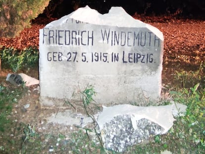El monumento al piloto alemán Friedrich Windemuth, tras el acto vandálico.