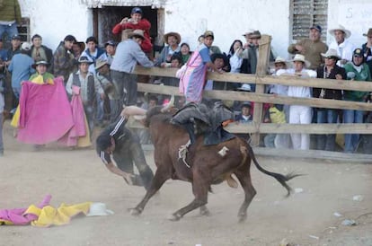La lucha entre el toro y el cóndor se interpreta como una reconstrucción simbólica de la lucha entre la cultura andina y la española.