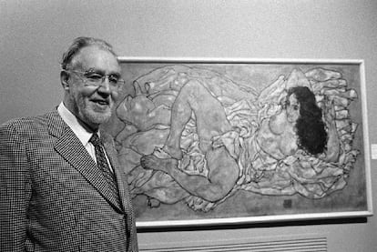 Leopold, junto a una obra de Schiele, en Barcelona, en 1998.