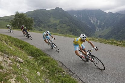 Nibali desciende un puerto durante la etapa, con Valverde dos puestos detr&aacute;s de &eacute;l