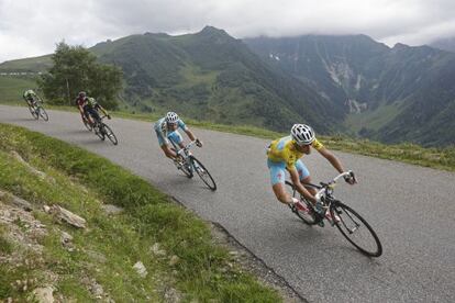 Nibali desciende un puerto durante la etapa, con Valverde dos puestos detrás de él