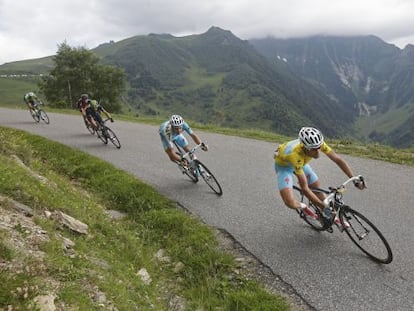 Nibali desciende un puerto durante la etapa, con Valverde dos puestos detr&aacute;s de &eacute;l