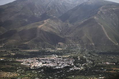 Órgiva, in the foothills of the Sierra Nevada, is the capital of the Alpujarras. Around a quarter of the 5,900 inhabitants are foreign, half of them British.