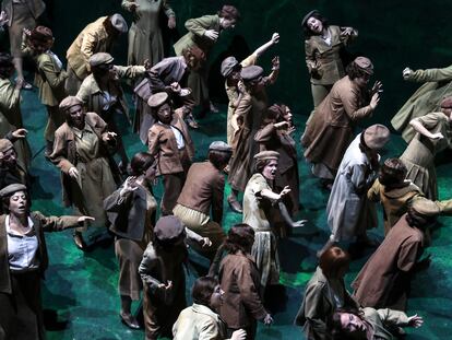 El coro del Teatro Real, en un momento de Nabucco, el 20 de julio en Madrid.