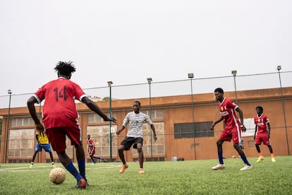 Refugiados sudaneses juegan un partido de fútbol en Niamey.