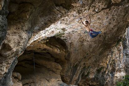 un escalador en una cueva de Montanejos (Castellón).