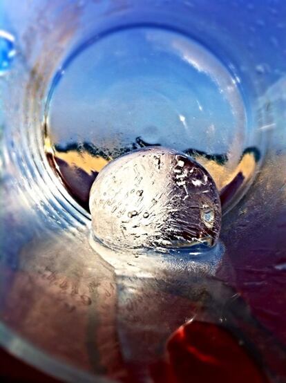 Premio "La ciencia en el aula" para esta fotografía titulada 'Cambio de estado', la imagen de un cubo de hielo derritiéndose en un vaso refleja un cambio de estado de sólido a líquido. El hielo flota en el agua porque el agua sólida cristalizada tiene más volumen y menos densidad que el agua líquida.