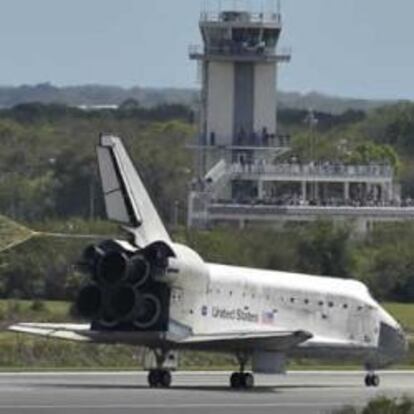 El transbordador espacial Discovery aterriza en el Centro Espacial Kennedy, en Cabo Cañaveral
