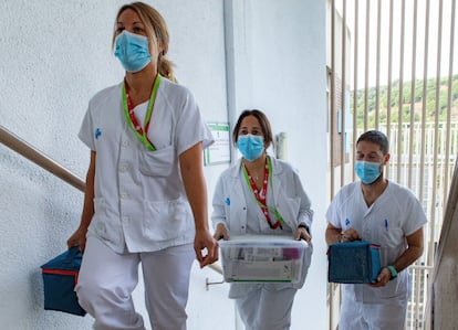 Profesionales sanitarios trasladan la vacuna de Janssen.