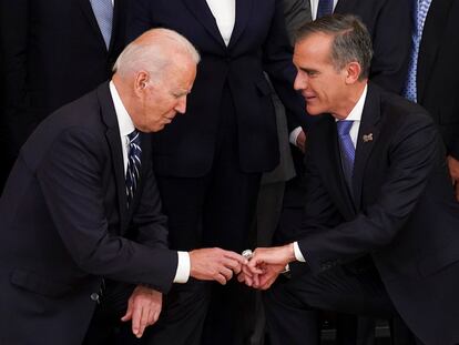 El alcalde Garcetti muestra al presidente Biden el anillo del campeonato de los Dodgers el pasado 2 de julio.