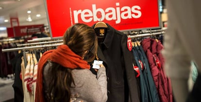 Una mujer mira una de las prendas a la venta en El Corte Inglés.