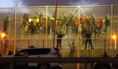 Decenas de inmigrantes intentan saltar la valla en Melilla el pasado 31 de octubre.