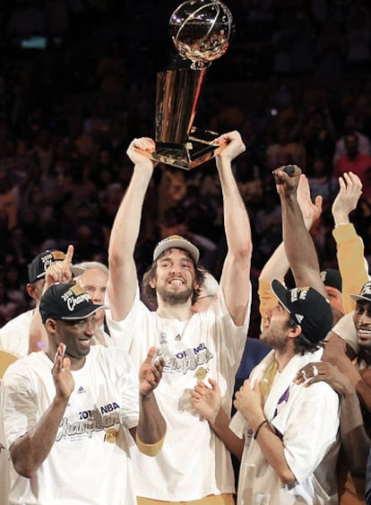 Pau Gasol levanta la copa de campeones de la NBA después de un emocionante séptimo partido ante unos Celtics que en ningún momento dieron su brazo a torcer