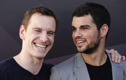 David Victori (derecha), en 2012 en Venecia, tras recibir el premio como ganador de YouTube Your Film Festival de manos de Michael Fassbender.