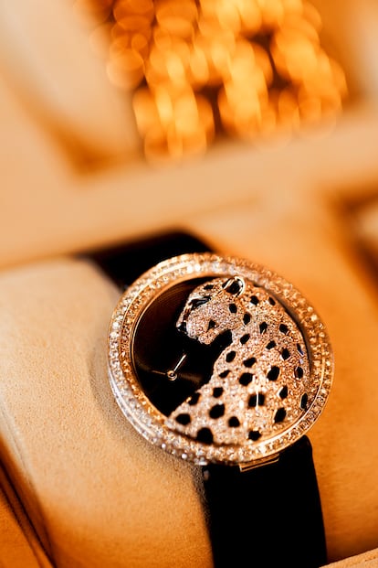 Reloj joya Panthère de Cartier en oro blanco con ónix, esmeraldas y diamantes.