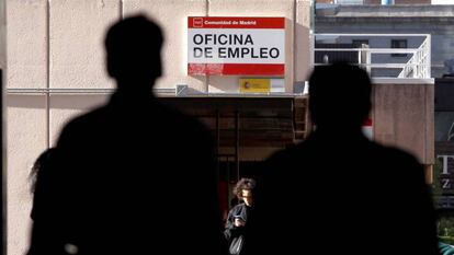 Dos personas ante una ofician de empleo en Madrid