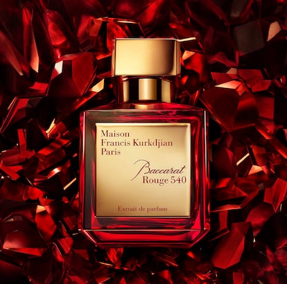 Lanzado en 2017 y considerado el perfume de la década (y una declaración de estatus), Maison Francis Kurkdjian Baccarat Rouge 540 Extrait de Parfum huele a azafrán, jazmín, madera de cedro y a una nota ambarina, amaderada seca y mineral. El frasco de 200ml cuesta 705 euros.