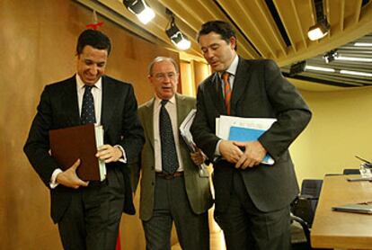 Eduardo Zaplana, Rodrigo Rato y José María Michavila, tras la reunión del Consejo de Ministros.