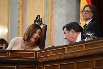 La presidenta del Congreso, Francina Armengol, habla con el vicepresidente segundo, el popular José Antonio Bermúdez de Castro, durante el pleno de este martes.