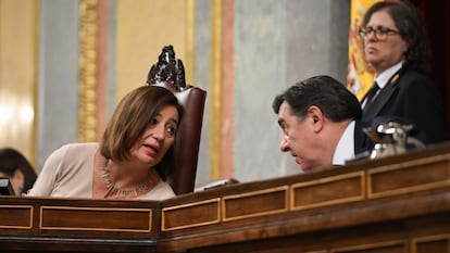 La presidenta del Congreso, Francina Armengol, habla con el vicepresidente segundo, el popular José Antonio Bermúdez de Castro, durante el pleno de este martes.