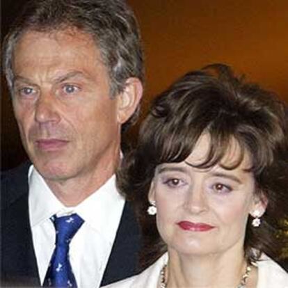El primer ministro británico, Tony Blair, y su esposa, Cherie, a su llegada, ayer, al aeropuerto de Tokio.