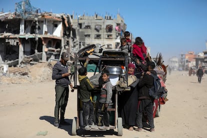 Varios palestinos se dirigen a sus hogares tras el alto el fuego, este martes en el norte de la Franja de Gaza.