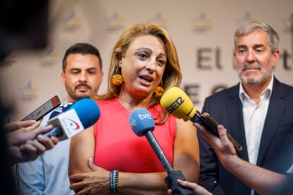 El secretario general de Coalición Canaria, Fernando Clavijo (a la derecha) y la diputada nacional electa por Coalición Canaria, Cristina Valido (en el centro), atienden a los medios de comunicación el pasado día 24.