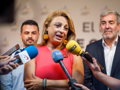 El secretario general de Coalición Canaria, Fernando Clavijo (a la derecha) y la diputada nacional electa por Coalición Canaria, Cristina Valido (en el centro), atienden a los medios de comunicación el pasado día 24.
