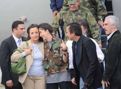 Un movimiento del Ministerio de Defensa de Colombia libera a la política Betancourt que permaneció seis años secuestrada en la selva.- En la foto, la ex candidata presidencial abraza a su madre, Yolanda Puceiro