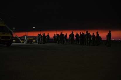Un grupo de habitantes se reúne en el puerto, durante los incendios de Alejandrópolis (Grecia), este martes.