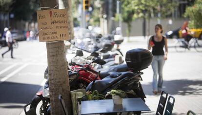 Motos aparcades en una vorera de Barcelona