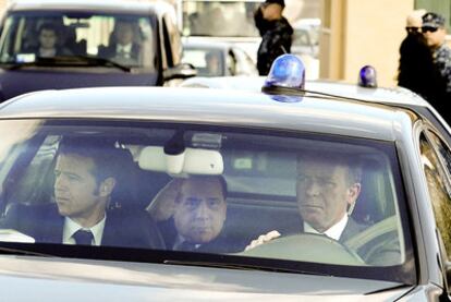 Silvio Berlusconi, tras su visita ayer al emplazamiento de un futuro centro de extranjeros en Catania (Sicilia).