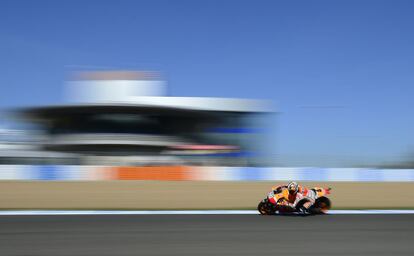 El piloto espa&ntilde;ol del equipo Repsol Honda Dani Pedrosa, durante la primera sesi&oacute;n de entrenamientos libres del premio MotoGP en el circuito de Jerez, en C&aacute;diz.