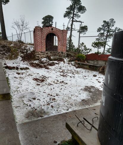 Nieve alrededor de una capilla en construcción en la alcaldía Milpa Alta.