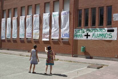 Cartelones con siluetas de profesores interinos afectados por los recortes en el colegio Pedro Duque de Leganés.