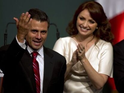 Enrique Pe&ntilde;a Nieto, acompa&ntilde;ado por su esposa, saluda a sus seguidores en la sede del PRI el domingo por la noche.