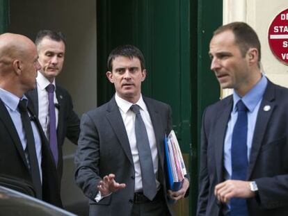 Manuel Valls sale de su domicilio en Par&iacute;s, esta ma&ntilde;ana.