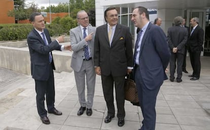 Los directivos de Adegi José Miguel Ayerza, Pello Guibelalde y Koldo Arandia, junto al empresario alemán Mario Ohoven.