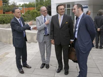 Los directivos de Adegi José Miguel Ayerza, Pello Guibelalde y Koldo Arandia, junto al empresario alemán Mario Ohoven.
